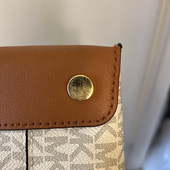 Michael Kors Mercer Logo Medium Messenger Bag - Picture 8 of 17